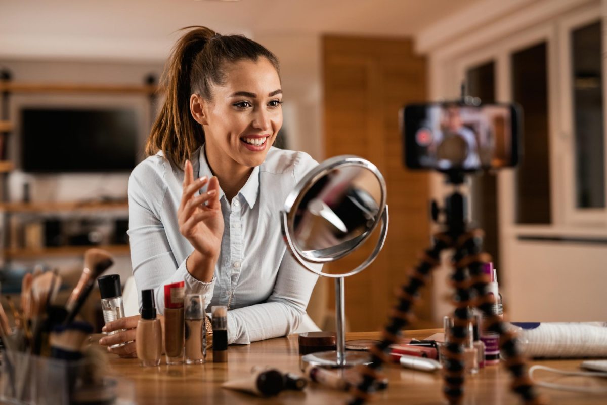 influenceuse faisant une vidéo de promotion