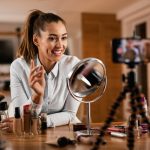 influenceuse faisant une vidéo de promotion