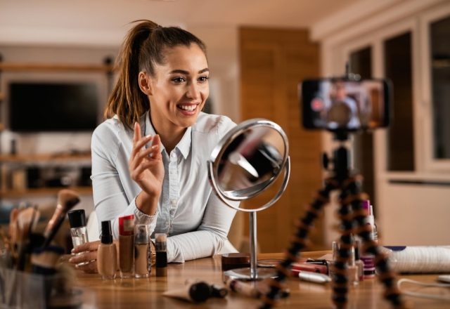 influenceuse faisant une vidéo de promotion