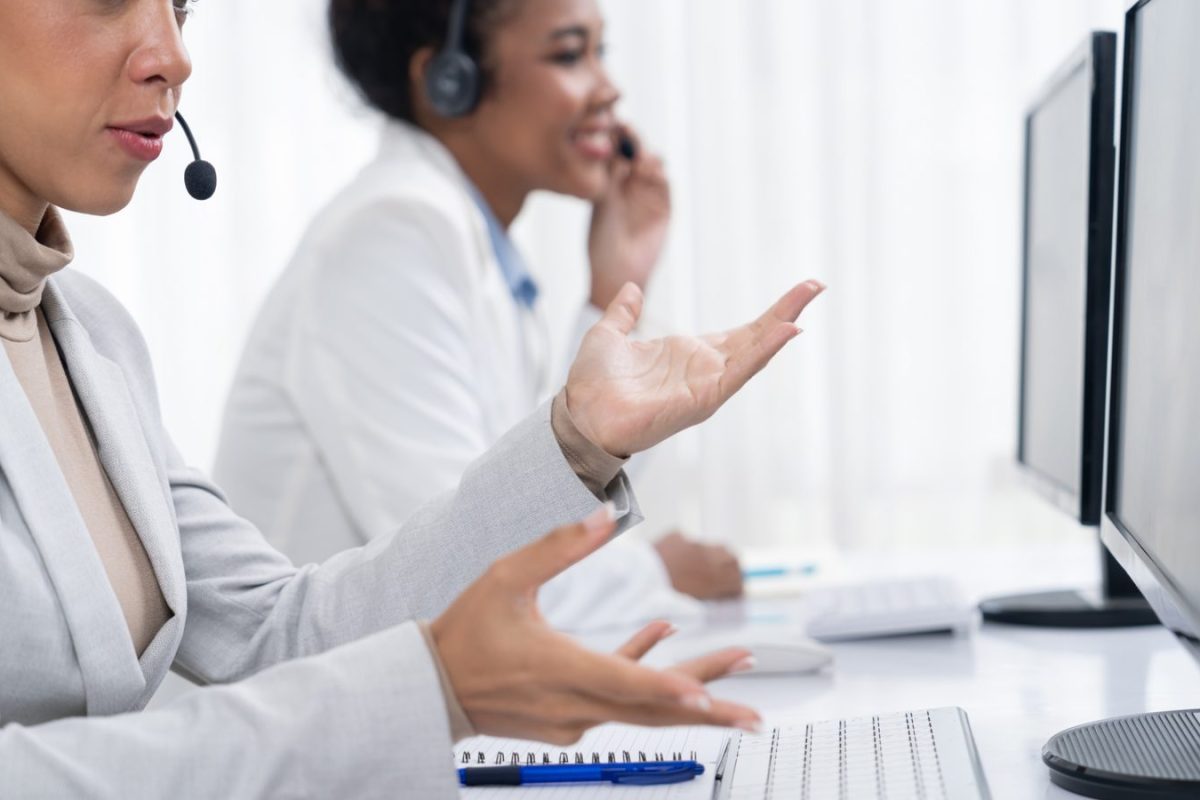 Conseillères de service client en ligne avec un casque, devant leurs écrans