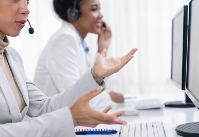 Conseillères de service client en ligne avec un casque, devant leurs écrans
