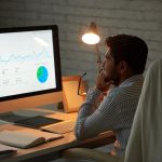 Responsable marketing analysant la courbe de trafic de son site sur un tableau de bord d'audience