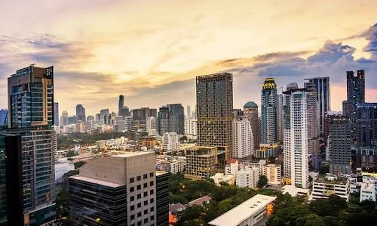 Tours de bureaux d'un quartier d'affaires au crépuscule