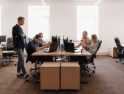 Équipe de prestataire réunie autour d’ordinateurs portables dans un open space