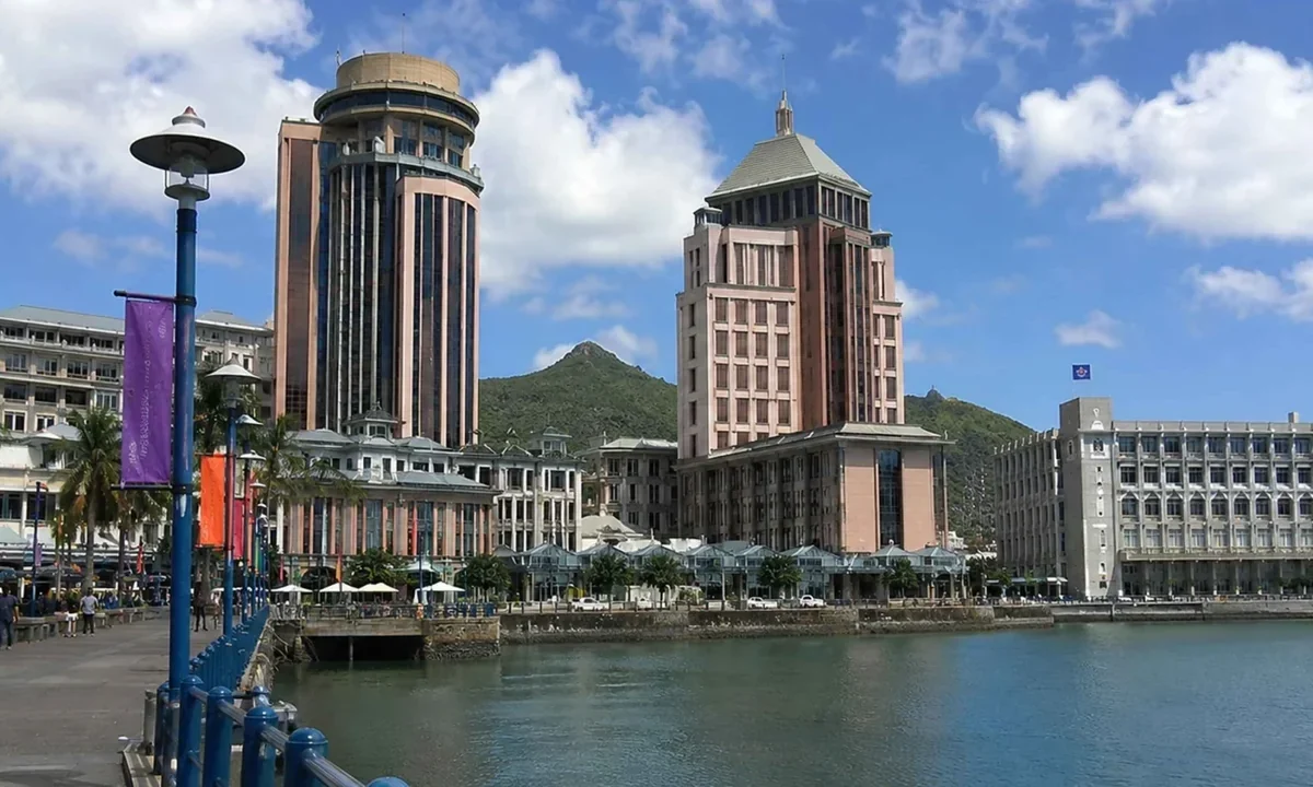 Front de mer du Caudan à Port-Louis, capitale de Maurice, avec ses tours de bureaux au pied des collines