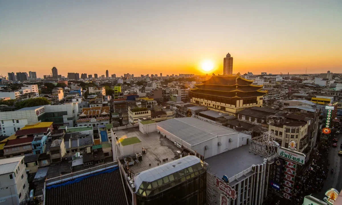 Vue aérienne d’une grande ville au coucher du soleil, toits, enseignes et tours en arrière-plan