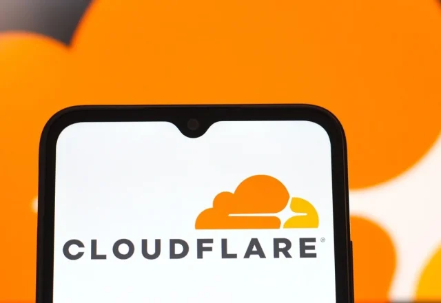 Logo Cloudflare affiché sur l'écran d'un smartphone