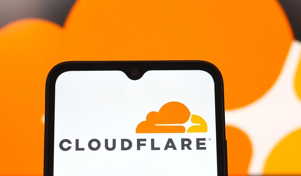Logo Cloudflare affiché sur l'écran d'un smartphone