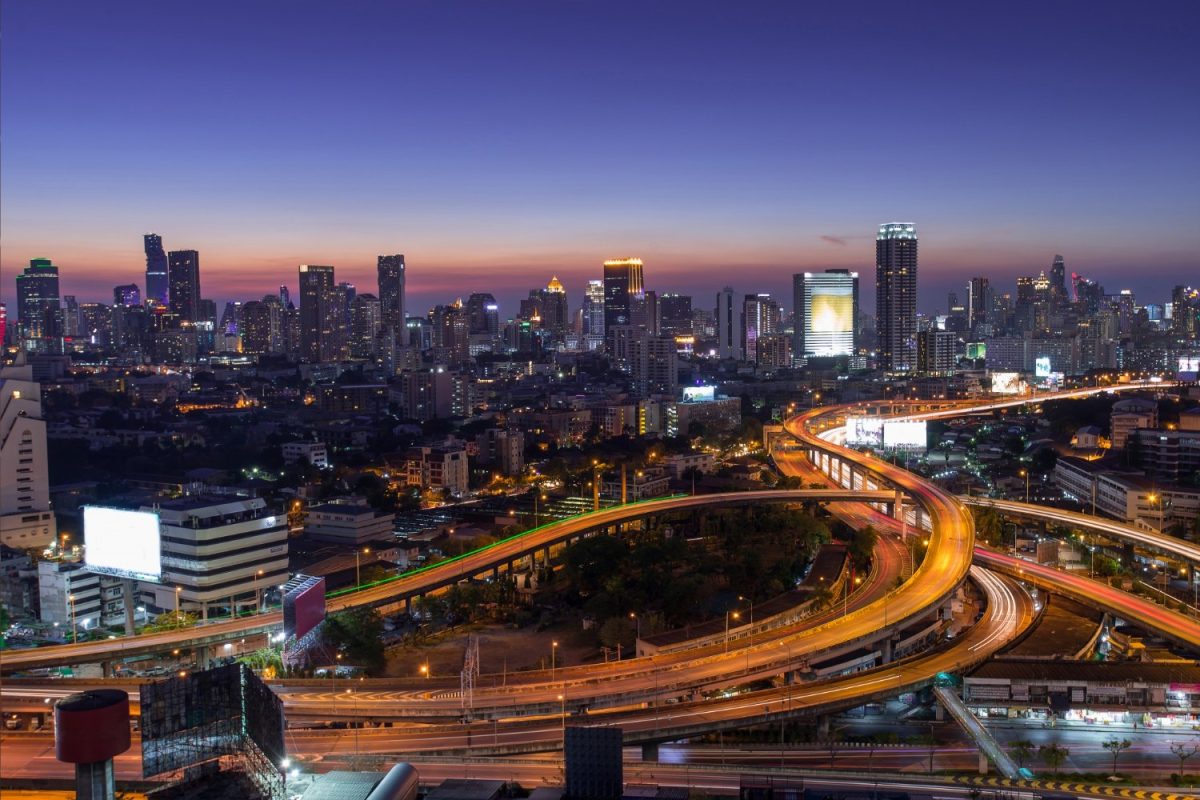 Skyline d’une métropole de nuit, voies rapides illuminées