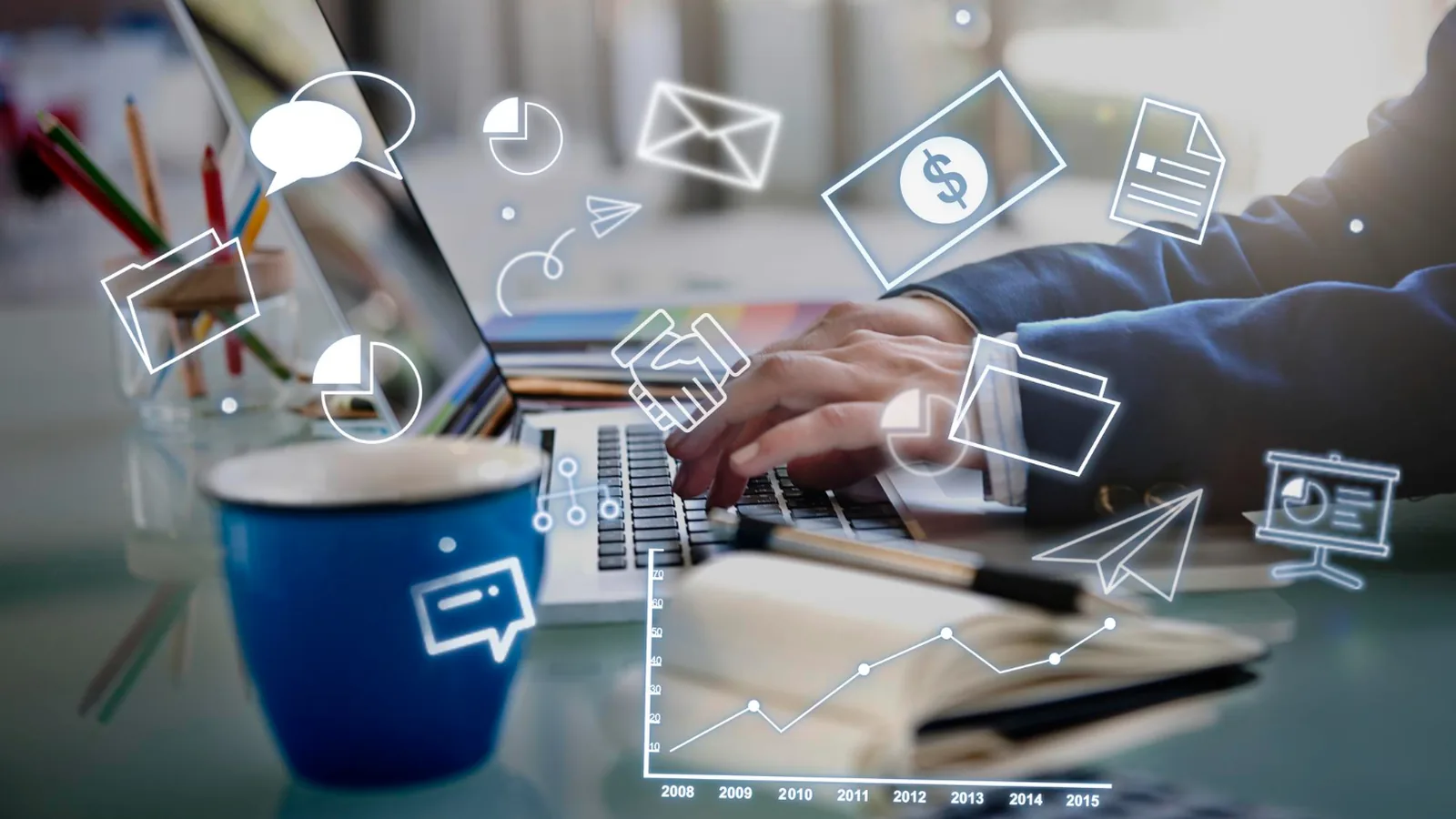 Mains sur le clavier d'un ordinateur portable entourées d'icônes de fonctions d'entreprise externalisées : comptabilité, messagerie, documents et indicateurs
