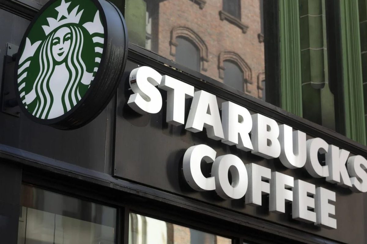 Enseigne Starbucks Coffee sur une façade de café