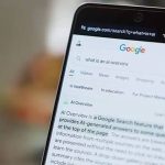 Smartphone affichant une recherche Google avec un AI Overview en réponse