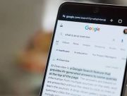 Smartphone affichant une recherche Google avec un AI Overview en réponse