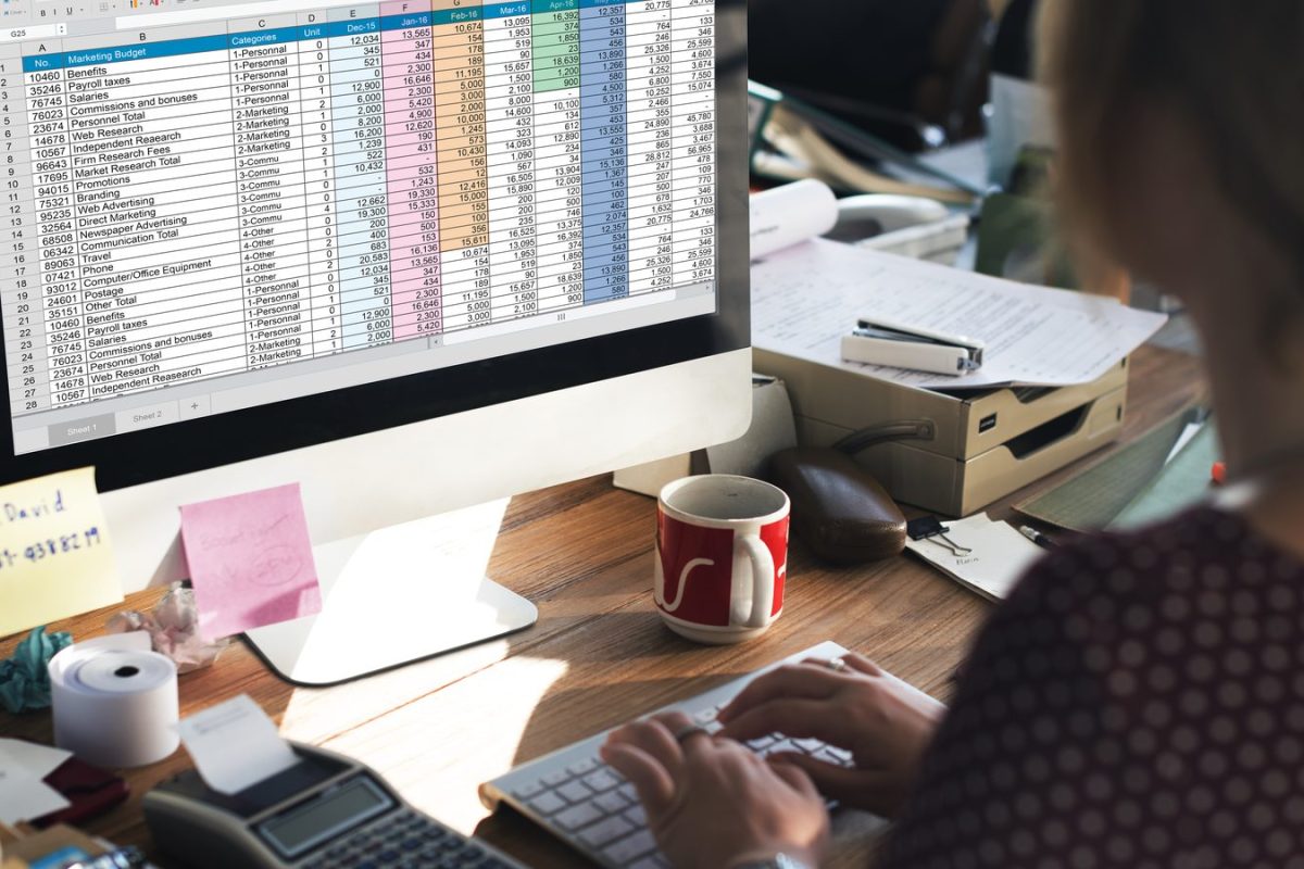 Collaboratrice saisissant des données comptables dans un tableur