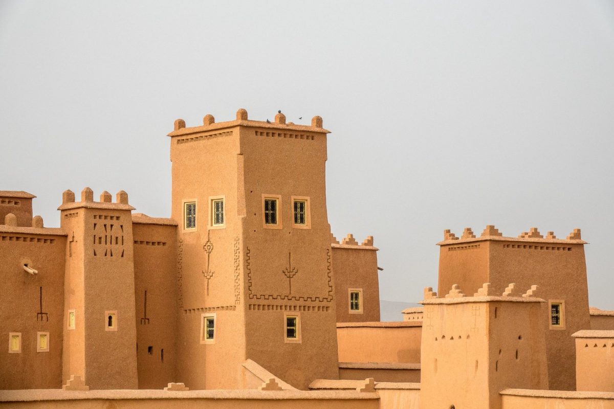 Kasbah en terre ocre dans le sud du Maroc