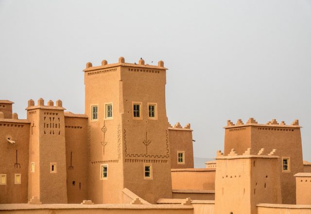 Kasbah en terre ocre dans le sud du Maroc