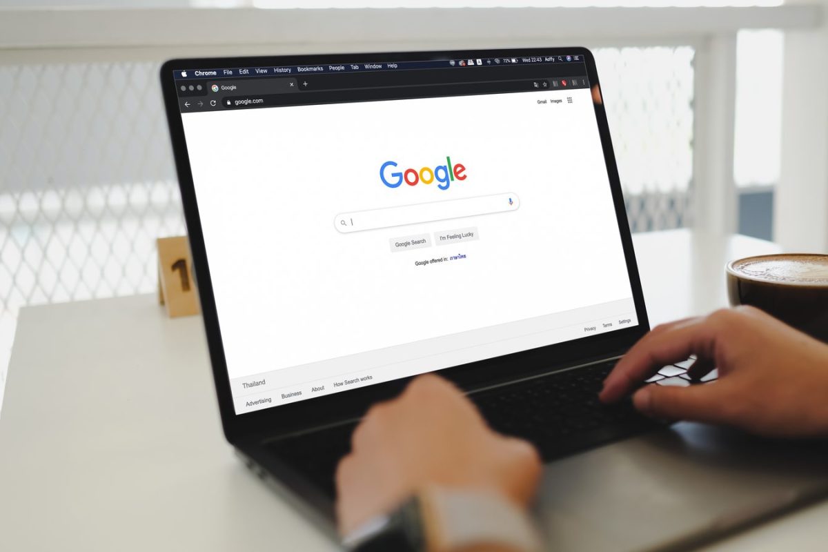 Page d’accueil de la recherche Google affichée sur un ordinateur portable