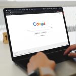 Page d’accueil de la recherche Google affichée sur un ordinateur portable