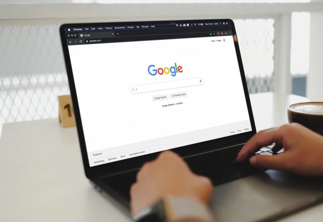 Page d’accueil de la recherche Google affichée sur un ordinateur portable
