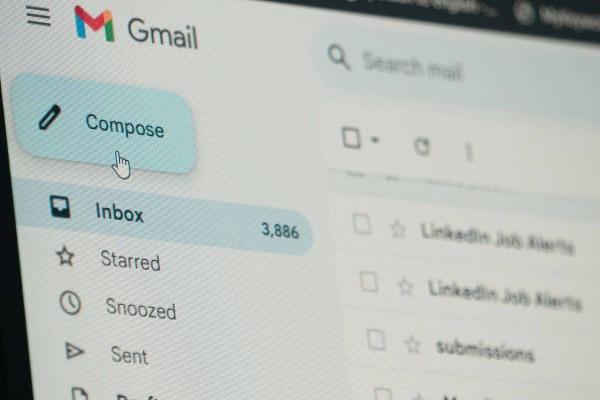 Interface de messagerie Gmail avec la boîte de réception, illustration des pixels de suivi dans les emails