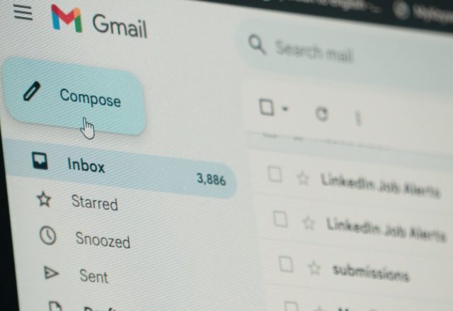 Interface de messagerie Gmail avec la boîte de réception, illustration des pixels de suivi dans les emails