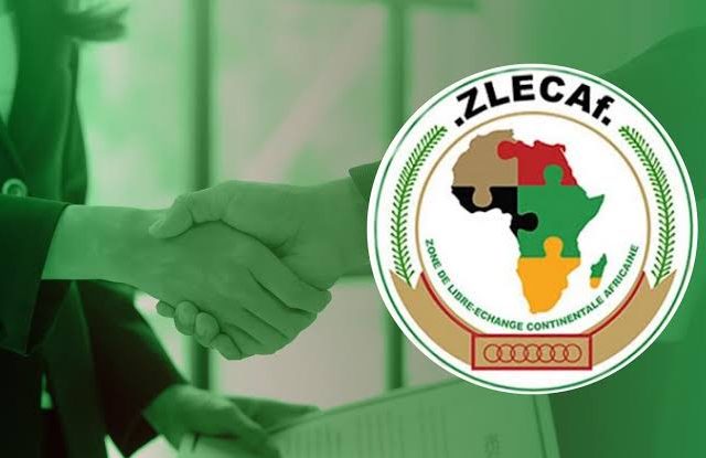 Poignée de main devant le logo de la ZLECAf, zone de libre-échange continentale africaine