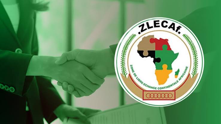 Poignée de main devant le logo de la ZLECAf, zone de libre-échange continentale africaine