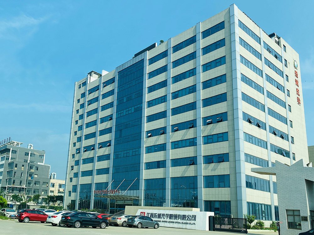 centre de services externalisés au Caire avec des postes de travail occupés