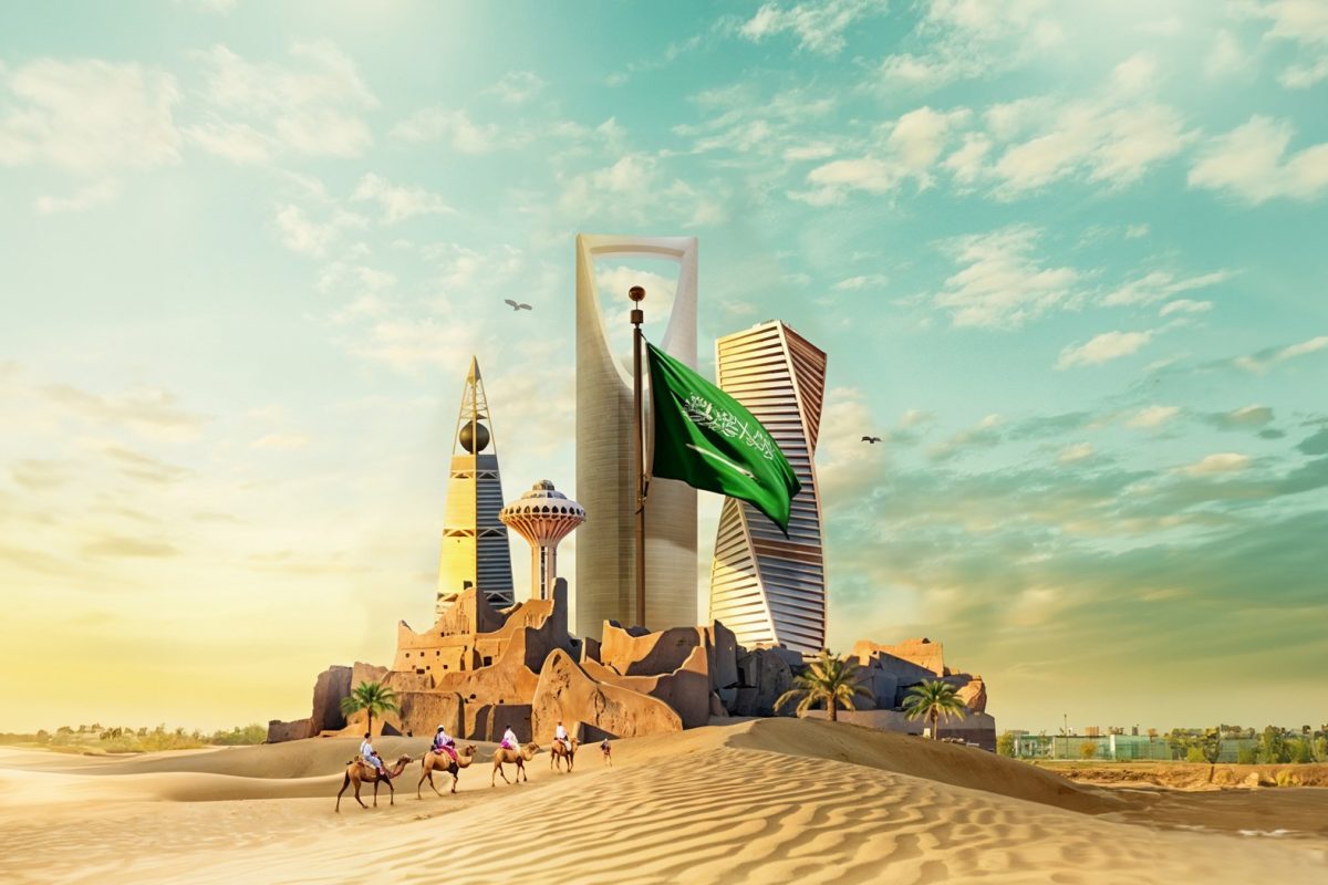 Gratte-ciel de Riyad et drapeau saoudien au-dessus du désert