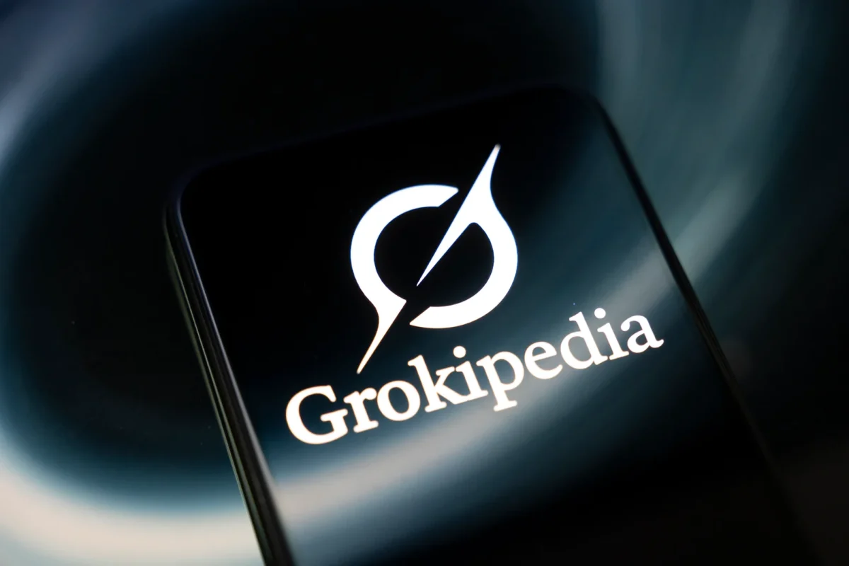 Grokipedia, le site généré par IA de xAI, affiché sur un smartphone