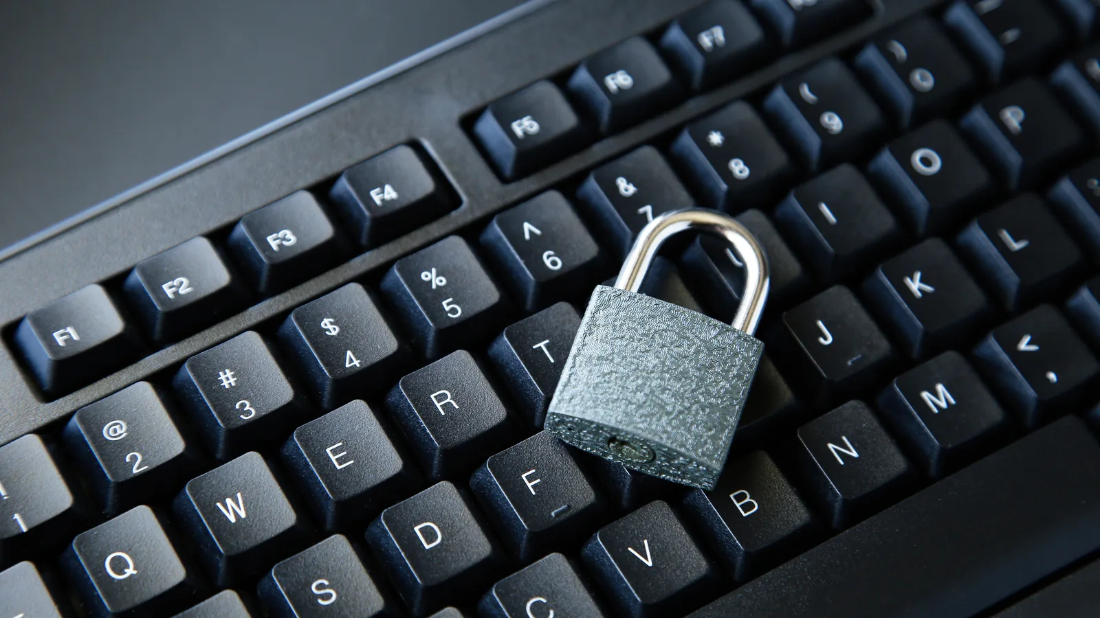 Cadenas métallique posé sur un clavier d'ordinateur, illustration de la sécurité des données confiées à un sous-traitant