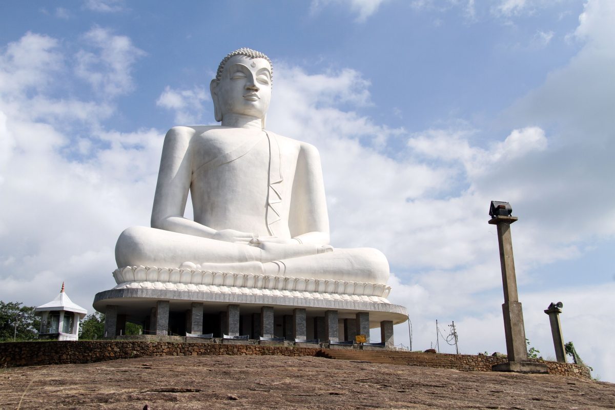 Grande statue de Bouddha assis sous un ciel nuageux au Sri Lanka