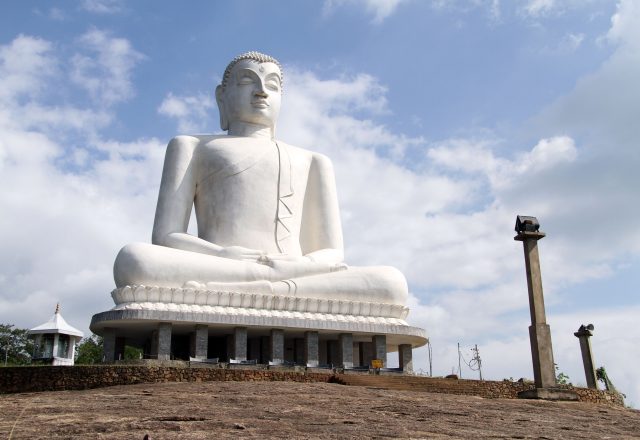 Grande statue de Bouddha assis sous un ciel nuageux au Sri Lanka