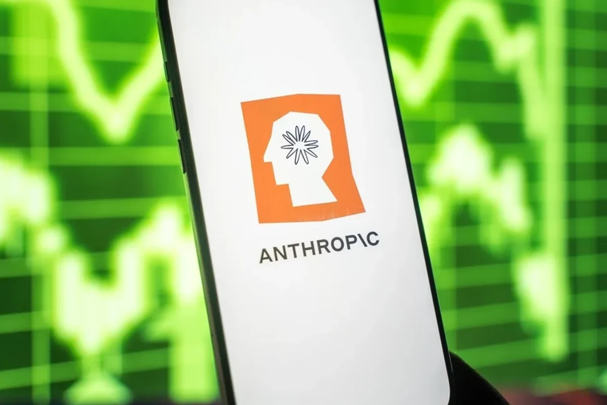 Logo d’Anthropic sur un smartphone, éditeur qui interdit d’utiliser Claude pour fabriquer des sources faussement indépendantes
