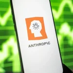 Logo d’Anthropic sur un smartphone, éditeur qui interdit d’utiliser Claude pour fabriquer des sources faussement indépendantes