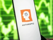Logo d’Anthropic sur un smartphone, éditeur qui interdit d’utiliser Claude pour fabriquer des sources faussement indépendantes