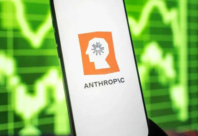 Logo d’Anthropic sur un smartphone, éditeur qui interdit d’utiliser Claude pour fabriquer des sources faussement indépendantes