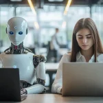 Robot humanoïde et femme travaillant côte à côte sur des ordinateurs portables dans un bureau