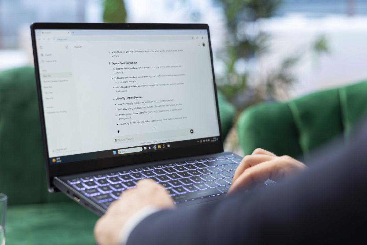 Personne relisant sur un ordinateur portable un texte produit par un assistant d’IA générative