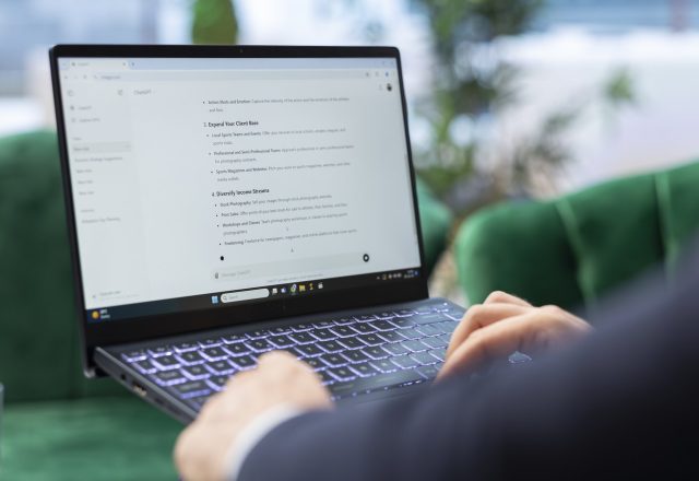 Personne relisant sur un ordinateur portable un texte produit par un assistant d’IA générative