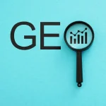 Lettres « GEO » dont le O est une loupe montrant un graphique en hausse, sur fond turquoise