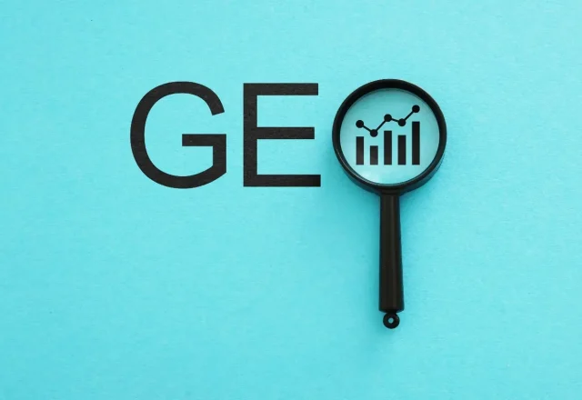 Lettres « GEO » dont le O est une loupe montrant un graphique en hausse, sur fond turquoise