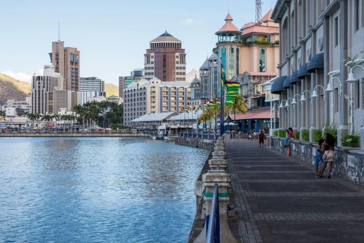 Front de mer du Caudan à Port-Louis, à Maurice, avec ses immeubles de bureaux et sa promenade piétonne
