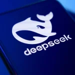 Logo DeepSeek affiché sur l’écran d’un smartphone, sur fond bleu
