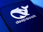 Logo DeepSeek affiché sur l’écran d’un smartphone, sur fond bleu
