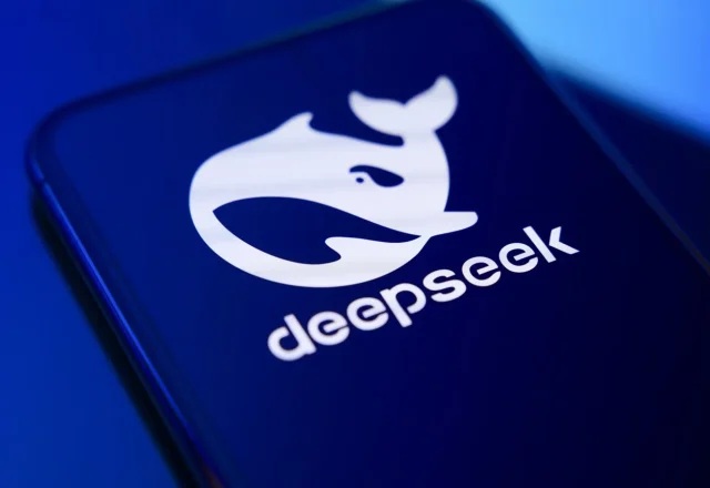 Logo DeepSeek affiché sur l’écran d’un smartphone, sur fond bleu