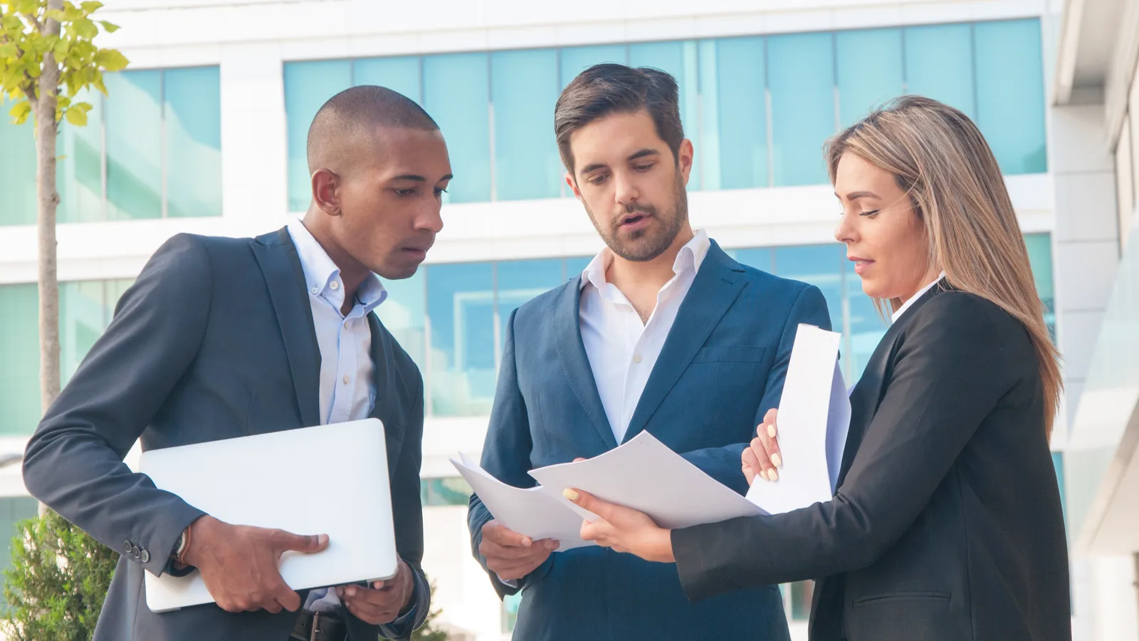 Équipe achats relisant un contrat de prestation avant un appel d’offres