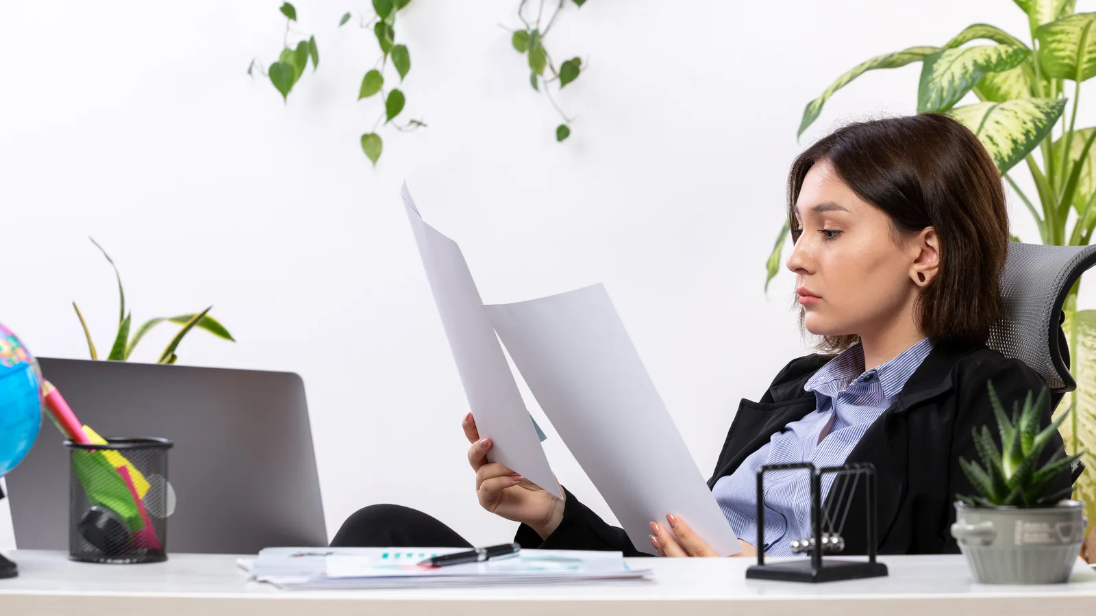 Responsable à son bureau examinant les documents d’évaluation d’un prestataire