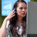Conseillère équipée d’un casque passant des appels de relance de factures impayées