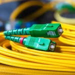 Câbles de fibre optique illustrant l’interconnexion des réseaux du Sénégal et du Mali et la redondance d’un prestataire BPO